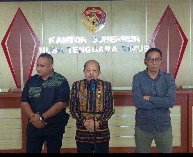 
					Melky – Johni Disambut di Terminal Umum Saat Tiba di Bandara Eltari
