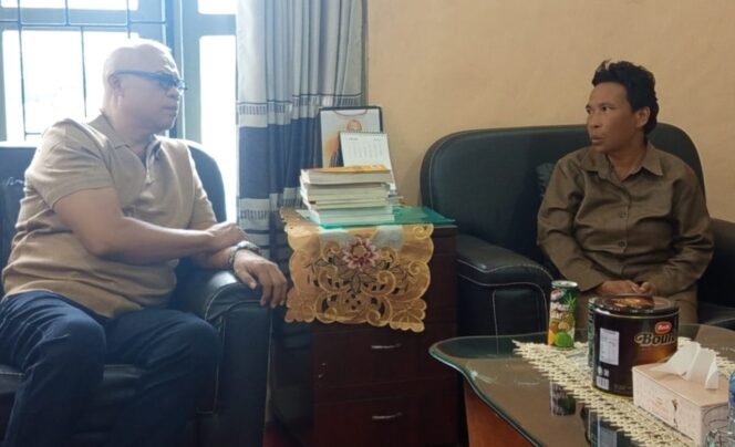 
					Ketua PGRI NTT, Dr. Samuel Haning saat bertemu dengan Guru SMA Negeri 1 Rote Barat, Margarita Lusi 