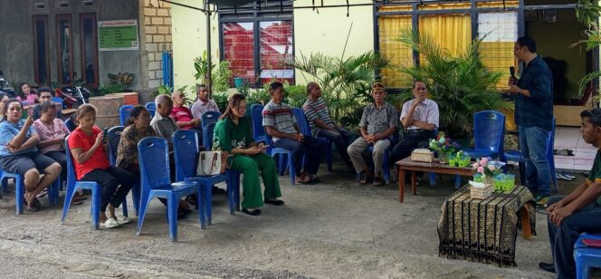 
					Anggota DPRD NTT, Marselinus Anggur Ngganggus saat reses di RT15 RW5, Kelurahan Oetete, Kota Kupang 