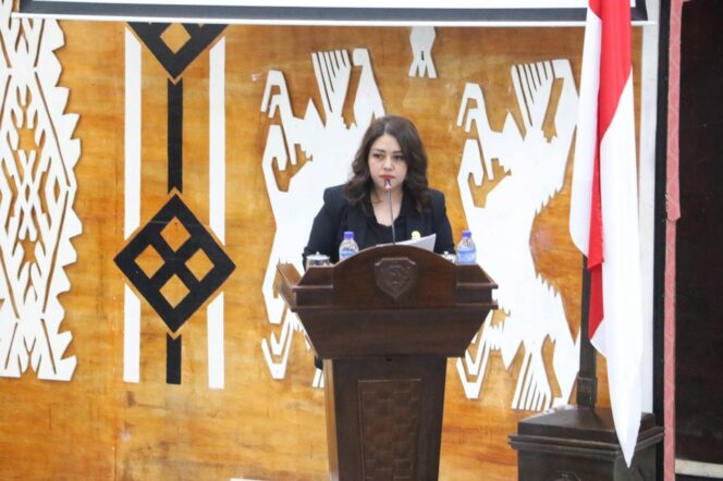 
					Anggota Fraksi Persatuan Hati Nurani Rakyat DPRD NTT, Lusia Redempta Lana 