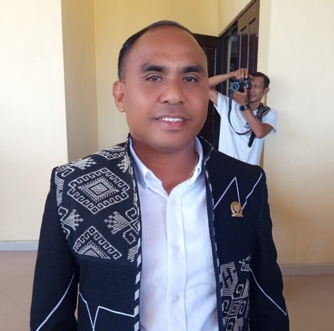 
					Anggota DPRD NTT, Simson Polin 