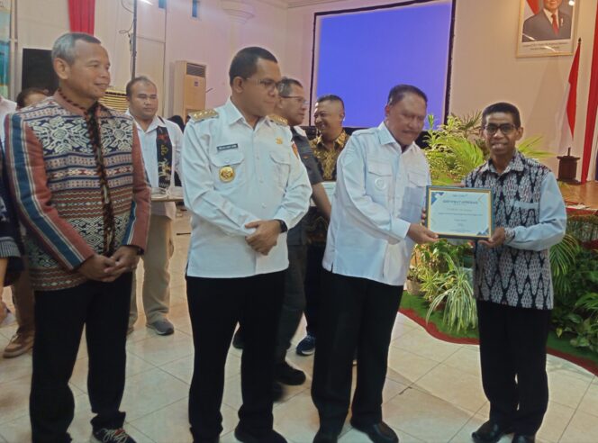 
					Gubernur Melky Tutup Program Bangun Karya