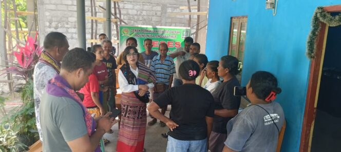 
					Anggota Komisi II DPRD NTT, Klara Motu Loi saat reses di Desa Umalawain Kecamatan Weliman Kabupaten Malaka 