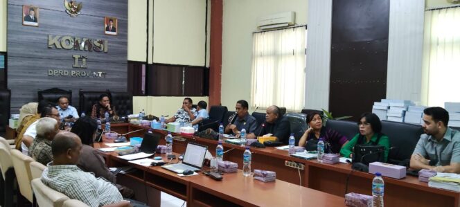 
					Komisi II DPRD NTT bersama pemerintah bahasa Ranperda Pengelolaan Kawasan Konservasi Laut dan Pesisir