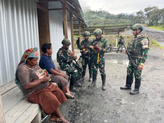 Satgas Yonif 743/PSY membeli Noken Hasil Kerajinan Tangan Mama Papua