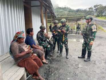 Satgas Yonif 743/PSY membeli Noken Hasil Kerajinan Tangan Mama Papua
