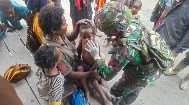 Tim Medis Satgas Yonif 743/PSY saat mengobati korban kecelakaan. Foto: Istimewa 