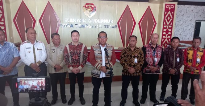 
					Gubernur Melki bersama pemegang saham dan Direksi Bank NTT memberikan penjelasan kepada Wartawan