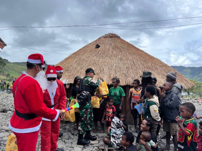 
					Satgas Yonif 743/PSY bagi bingkisan Natal kepada warga Kota Mulia Puncak Jaya. Foto: Istimewa 