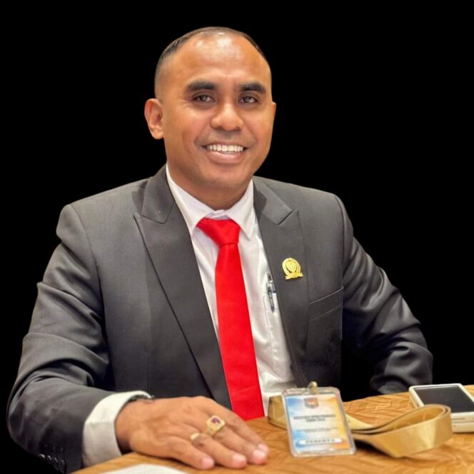 
					Anggota Komisi V DPRD NTT, Simson Polin
