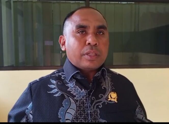 
					Anggota Komisi IV DPRD NTT, Simson Polin 