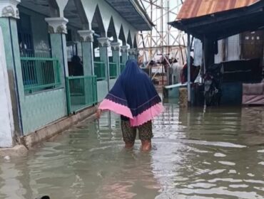 Mesjid di Desa Papela, Kabupaten Rote Ndao terendam air laut akibat tanggul jebol. Foto: Istimewa 