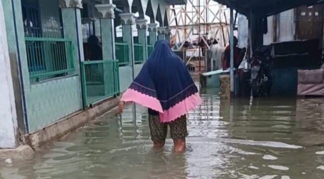 Mesjid di Desa Papela, Kabupaten Rote Ndao terendam air laut akibat tanggul jebol. Foto: Istimewa 