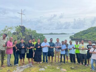 Ketua Panitia Festival Pemuda GMIT 2626, Simson Polin bersama panitia di Rote Ndao 