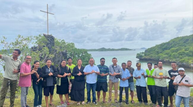 Ketua Panitia Festival Pemuda GMIT 2626, Simson Polin bersama panitia di Rote Ndao 