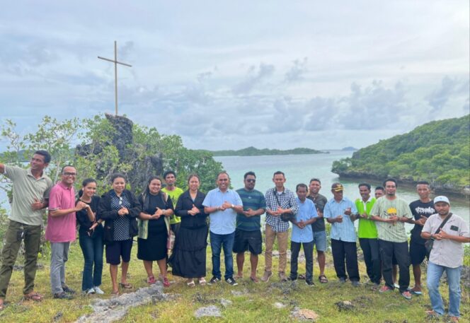 
					Ketua Panitia Festival Pemuda GMIT 2626, Simson Polin bersama panitia di Rote Ndao 