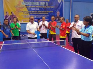 Kepala Dinas Nakertrans, Yosef Rasi saat membuka Turnamen Nakertrans Cup II dalam rangka memperingati Hari Buruh Internasional.