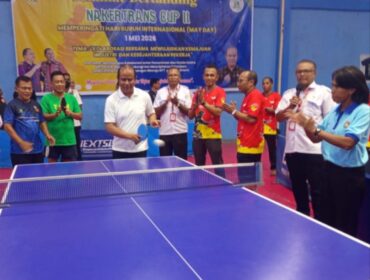 Kepala Dinas Nakertrans, Yosef Rasi saat membuka Turnamen Nakertrans Cup II dalam rangka memperingati Hari Buruh Internasional.