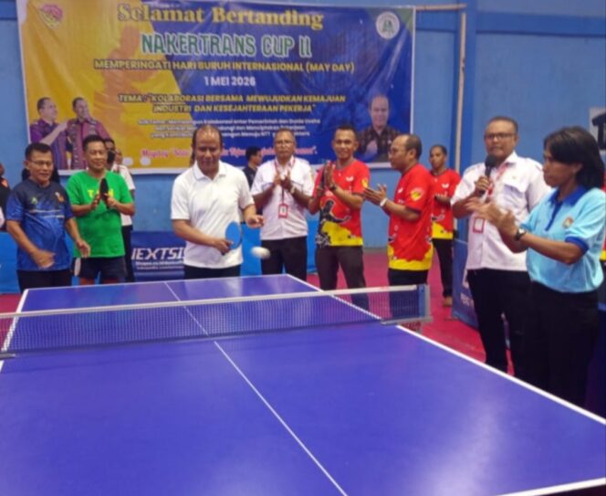 
					Kepala Dinas Nakertrans, Yosef Rasi saat membuka Turnamen Nakertrans Cup II dalam rangka memperingati Hari Buruh Internasional.