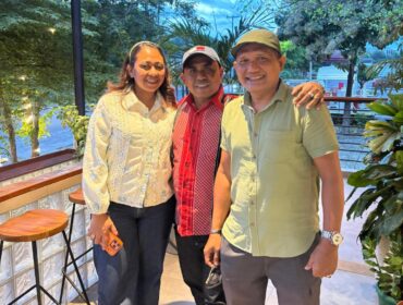 Keterangan Foto: (Simson Polin mengenakan baju kemeja merah)