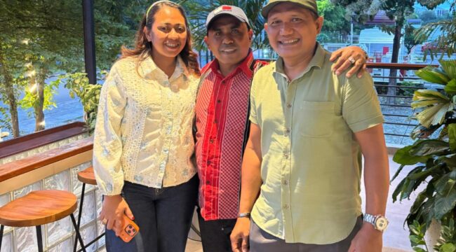 Keterangan Foto: (Simson Polin mengenakan baju kemeja merah)