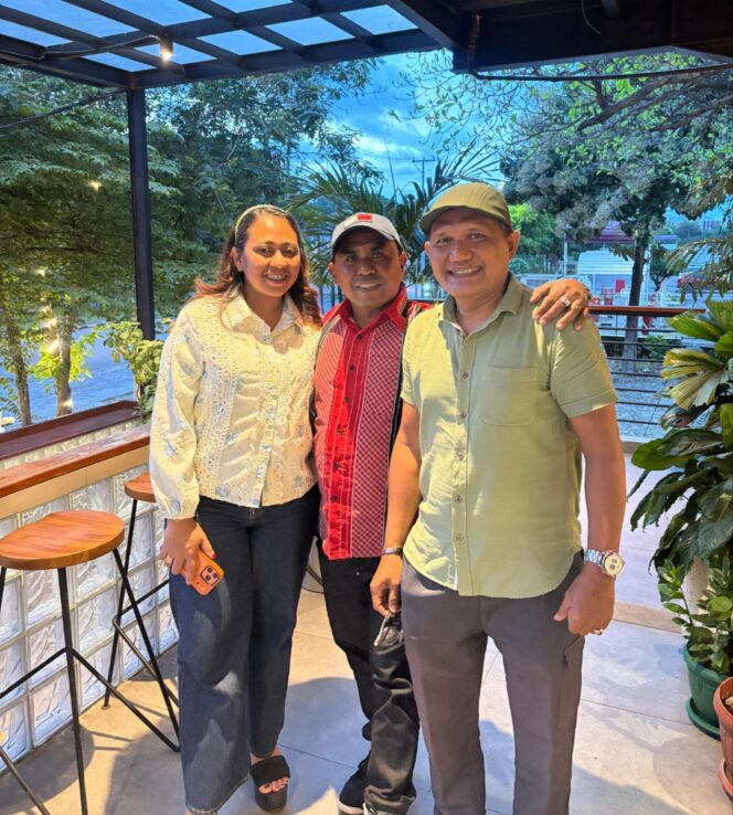 
					Keterangan Foto: (Simson Polin mengenakan baju kemeja merah)