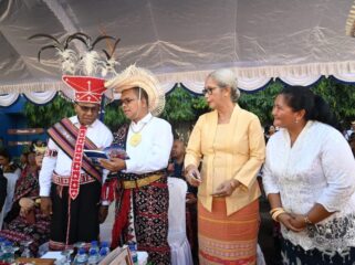 Gubernur dan Wakil Gubernur NTT, Emanuel Melkiades Laka Lena - Johni Asadoma dan Ketua DPRD NTT, Emilia Nomleni ketika menyimak buku Peta Satuan Pendidikan, Guru, dan Tenaga Kependidikan.