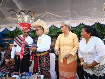 Gubernur dan Wakil Gubernur NTT, Emanuel Melkiades Laka Lena - Johni Asadoma dan Ketua DPRD NTT, Emilia Nomleni ketika menyimak buku Peta Satuan Pendidikan, Guru, dan Tenaga Kependidikan.