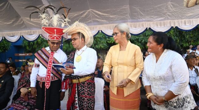 Gubernur dan Wakil Gubernur NTT, Emanuel Melkiades Laka Lena - Johni Asadoma dan Ketua DPRD NTT, Emilia Nomleni ketika menyimak buku Peta Satuan Pendidikan, Guru, dan Tenaga Kependidikan.