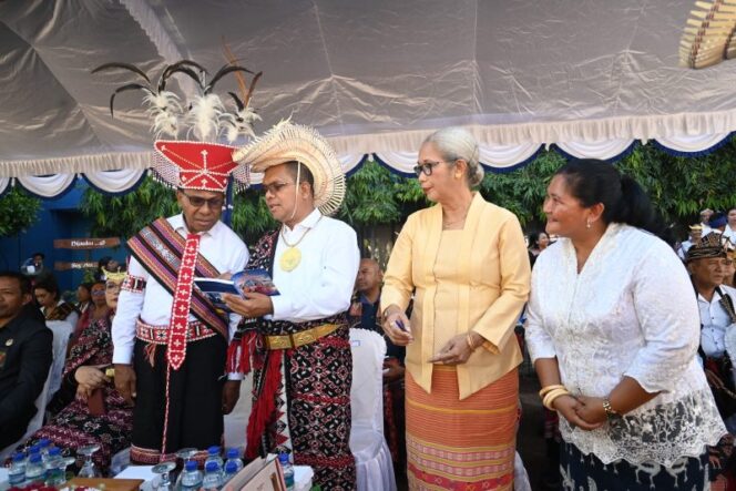 
					Gubernur dan Wakil Gubernur NTT, Emanuel Melkiades Laka Lena - Johni Asadoma dan Ketua DPRD NTT, Emilia Nomleni ketika menyimak buku Peta Satuan Pendidikan, Guru, dan Tenaga Kependidikan.