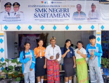 Kepala Sekolah SMK Negeri Sasitamean, Siprianus Kehi Mau, S.Ag bersama siswa 