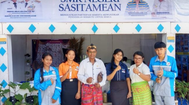 Kepala Sekolah SMK Negeri Sasitamean, Siprianus Kehi Mau, S.Ag bersama siswa 