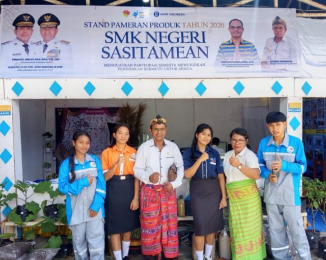 
					Kepala Sekolah SMK Negeri Sasitamean, Siprianus Kehi Mau, S.Ag bersama siswa 