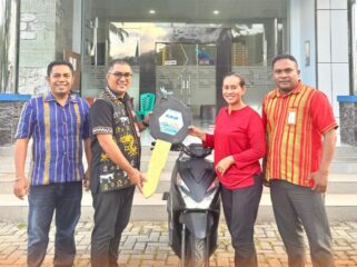 Pimpinan Cabang Bank NTT Waibakul, Gilbert Daud, serahkan secara simbolis kunci sepeda motor kepada nasabah. (Foto: Dok. Bank NTT)
