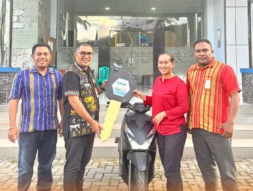 Pimpinan Cabang Bank NTT Waibakul, Gilbert Daud, serahkan secara simbolis kunci sepeda motor kepada nasabah. (Foto: Dok. Bank NTT)