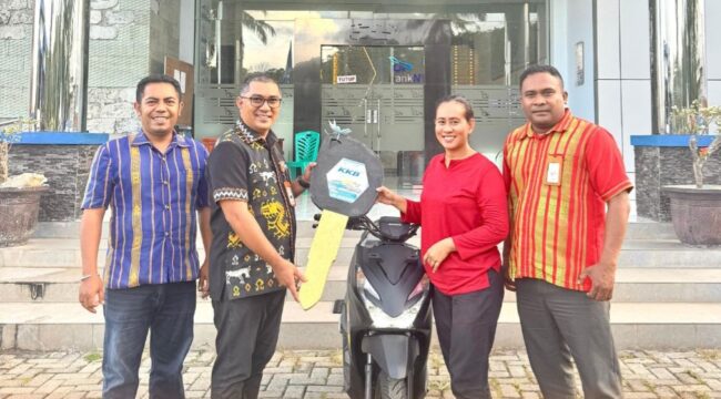 Pimpinan Cabang Bank NTT Waibakul, Gilbert Daud, serahkan secara simbolis kunci sepeda motor kepada nasabah. (Foto: Dok. Bank NTT)