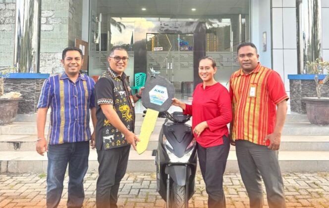 
					Pimpinan Cabang Bank NTT Waibakul, Gilbert Daud, serahkan secara simbolis kunci sepeda motor kepada nasabah. (Foto: Dok. Bank NTT)