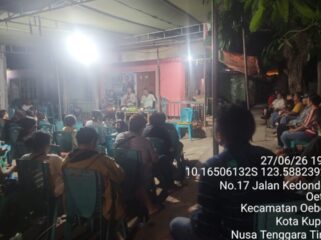 Warga Oetete berdialog dengan Anggota DPRD NTT, Marselinus Anggur Ngganggus saat reses