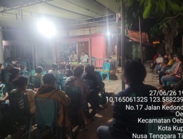 Warga Oetete berdialog dengan Anggota DPRD NTT, Marselinus Anggur Ngganggus saat reses