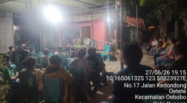Warga Oetete berdialog dengan Anggota DPRD NTT, Marselinus Anggur Ngganggus saat reses