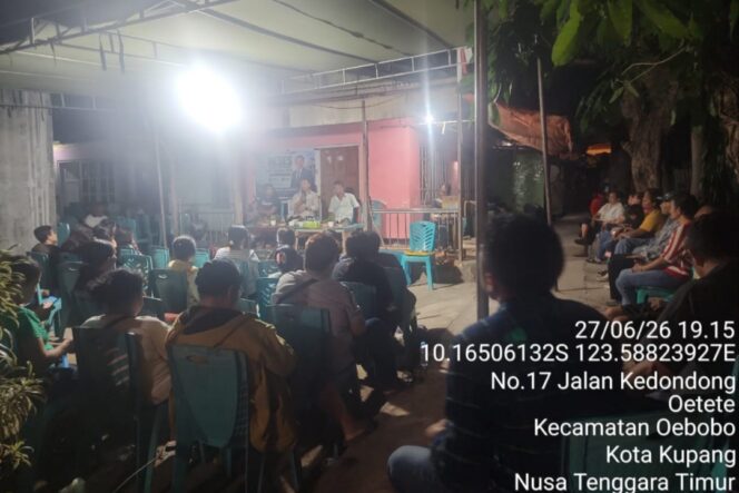 
					Warga Oetete berdialog dengan Anggota DPRD NTT, Marselinus Anggur Ngganggus saat reses