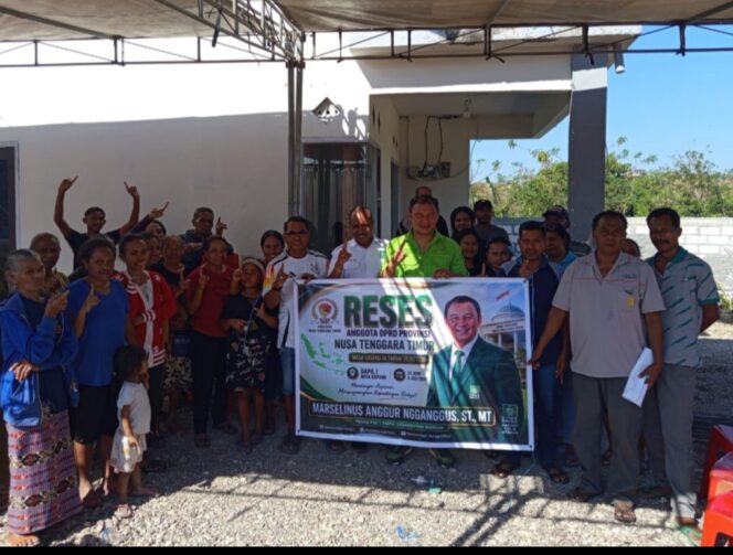 
					Anggota DPRD NTT, Marselinus Anggur Ngganggus saat reses di Kelurahan Manulai II, Kota Kupang 