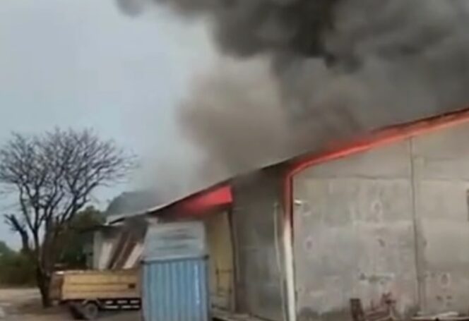 
					Gudang Terbakar. Foto: Istimewa 