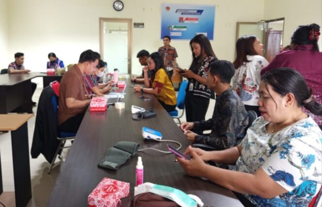 
					ASN Biro Ekonomi NTT Ikuti Cek Kesehatan Gratis