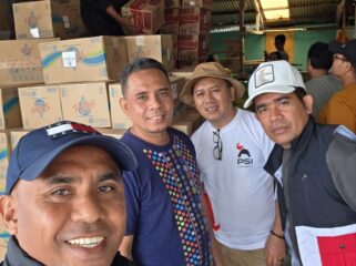 Pengurus DPW PSI NTT dan Anggota DPRD NTT Fraksi PSI menyalurkan bantuan bagi korban terdampak Gempa Flores