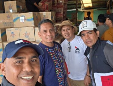 Pengurus DPW PSI NTT dan Anggota DPRD NTT Fraksi PSI menyalurkan bantuan bagi korban terdampak Gempa Flores