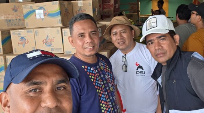 Pengurus DPW PSI NTT dan Anggota DPRD NTT Fraksi PSI menyalurkan bantuan bagi korban terdampak Gempa Flores