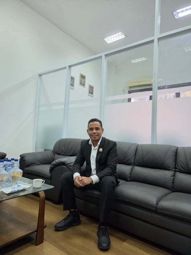
					Ketua Fraksi PSI DPRD NTT, Junaidin Mahasan 