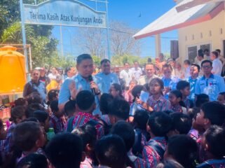 Kepala Badan Gizi Nasional (BGN) Sudaryono makan bersama para siswa SDK St Arnoldus Penfui, Kota Kupang