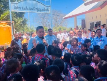 Kepala Badan Gizi Nasional (BGN) Sudaryono makan bersama para siswa SDK St Arnoldus Penfui, Kota Kupang